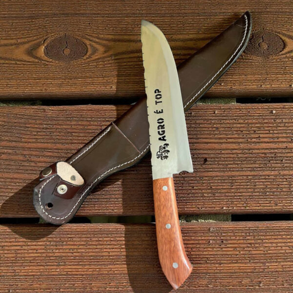 FACA PERSONALIZADA CABO EM MADEIRA COM BAINHA EM COURO E DETALHE AGRO E TOP