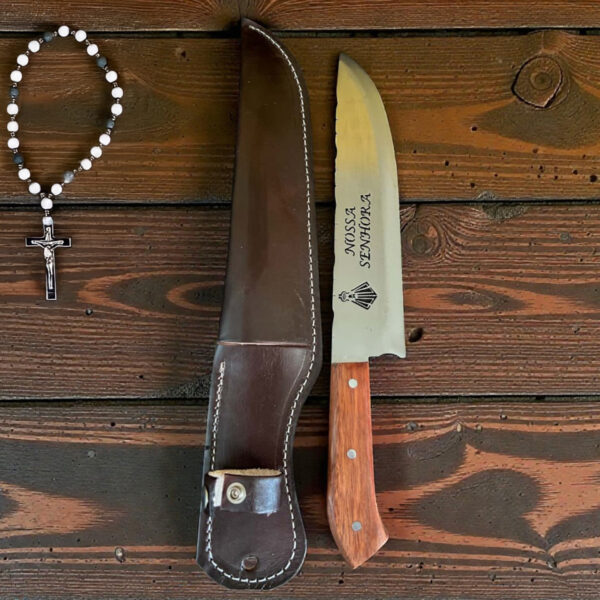 FACA ARTESANAL PERSONALIZADA NOSSA SENHORA APARECIDA COM BAINHA EM COURO E CABO EM MADEIRA